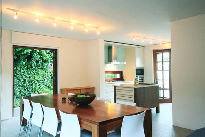 Secure Convenient Home in Newlands, Cape Town gallery image 4