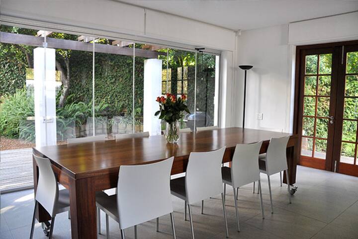 Secure Convenient Home in Newlands, Cape Town gallery image 2