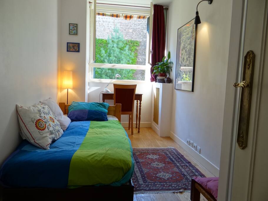 La chambre est agréable et décorée avec soin