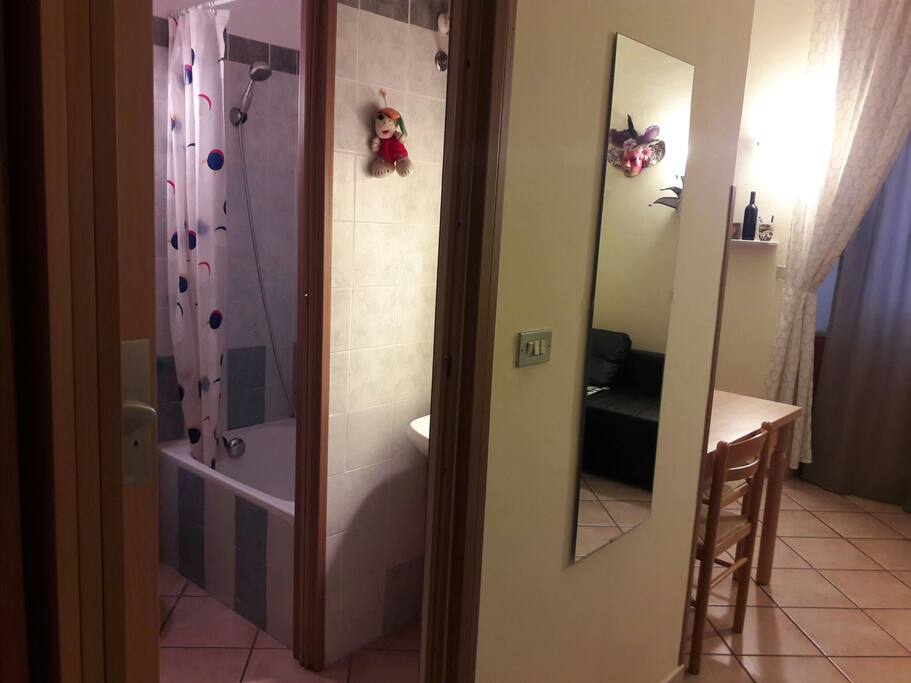 Bagno con zona lavabo e toilette doccia