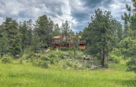 Luxurious Mountain Escape on 14 Acres+Hot Tub
