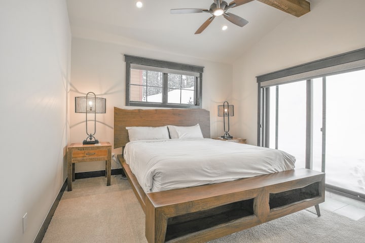 Dormitorio principal con acceso al patio trasero