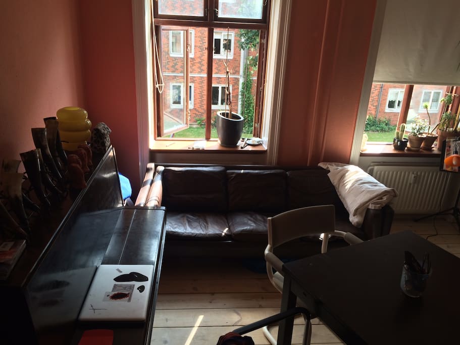 Combined bed-/livinroom, piano, couch and view :)