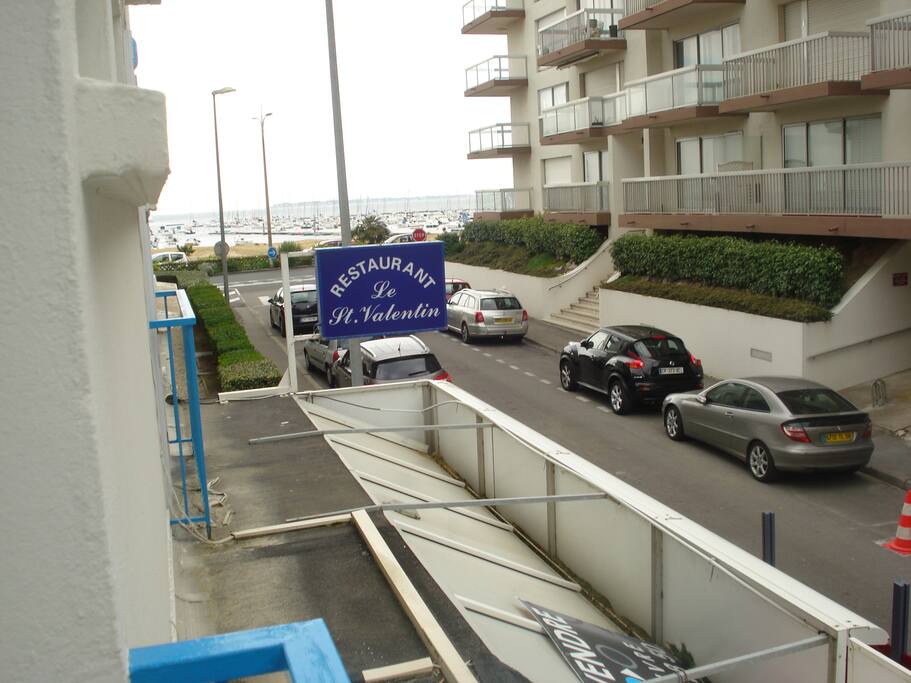 La plage et le marché sont à 50 mètres.