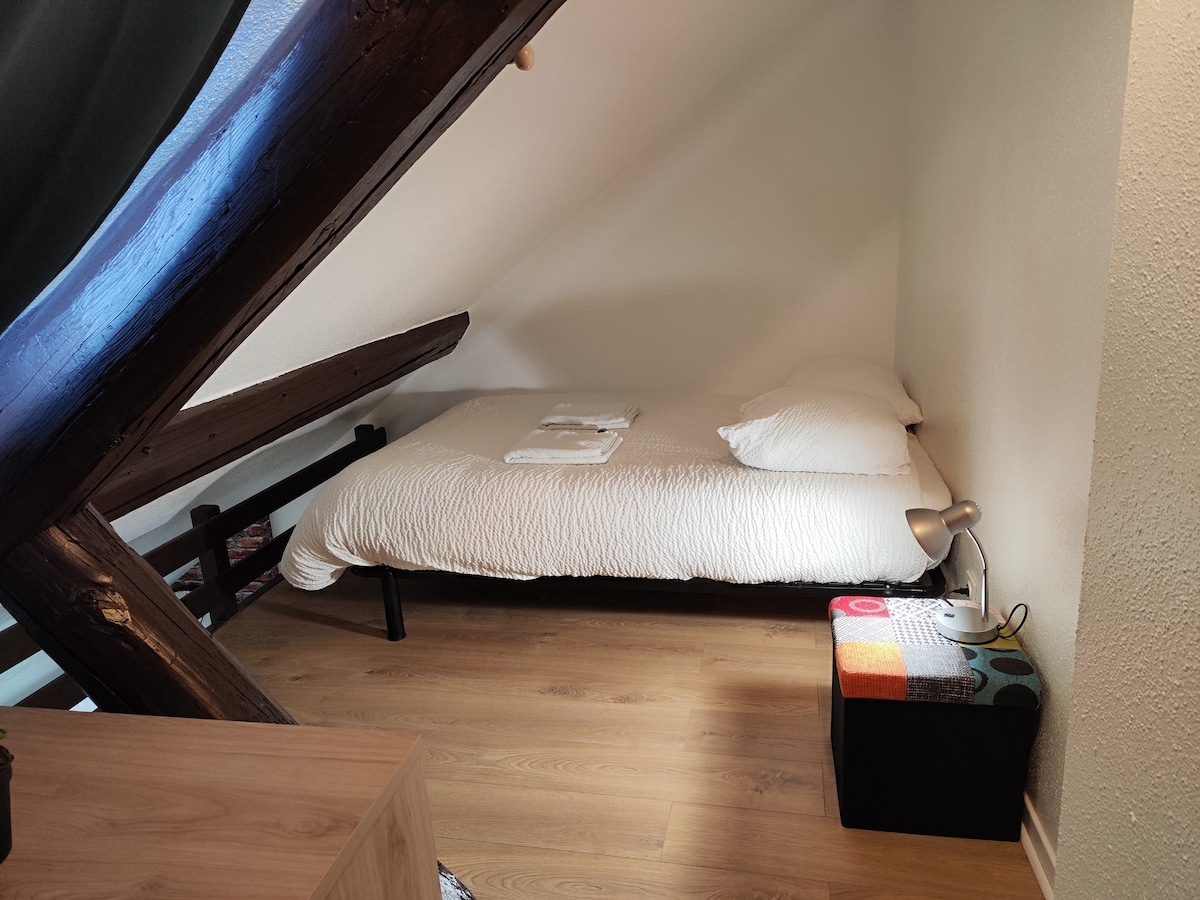 Mirna soba s bračnim krevetom, mekanom mini posteljinom pored kreveta dekorativnog kreveta i svjetiljkom