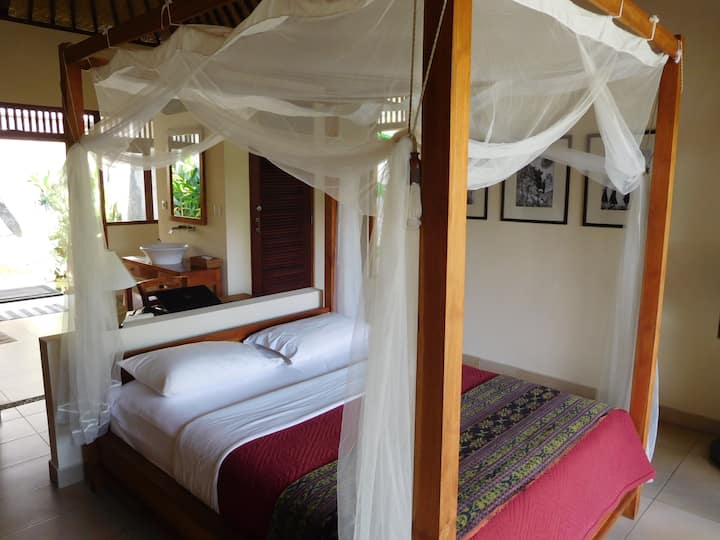 Ampia suite con doccia, lavabo e servizi igienici 