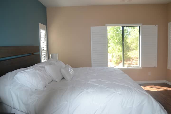 غرفة نوم رئيسية بسرير كبير وإطلالة