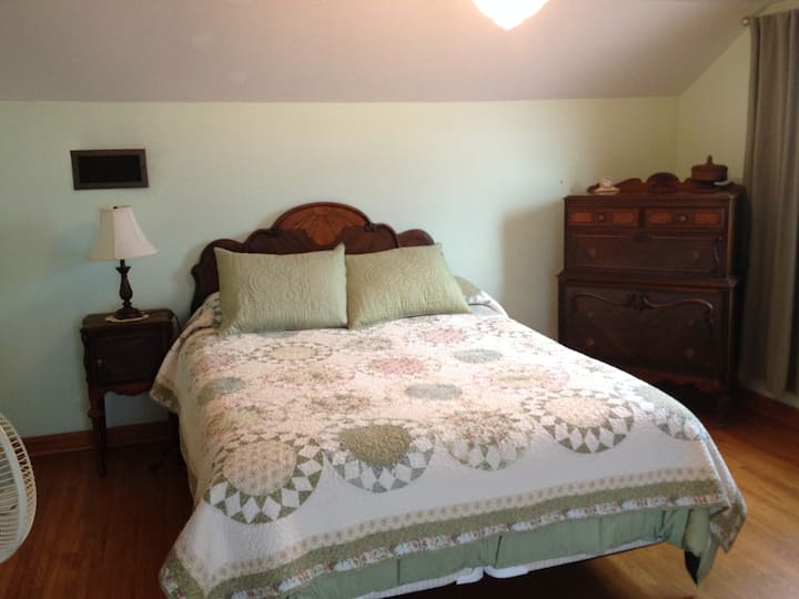 Bovenslaapkamer met vintage slaapkamerset, queensize bed