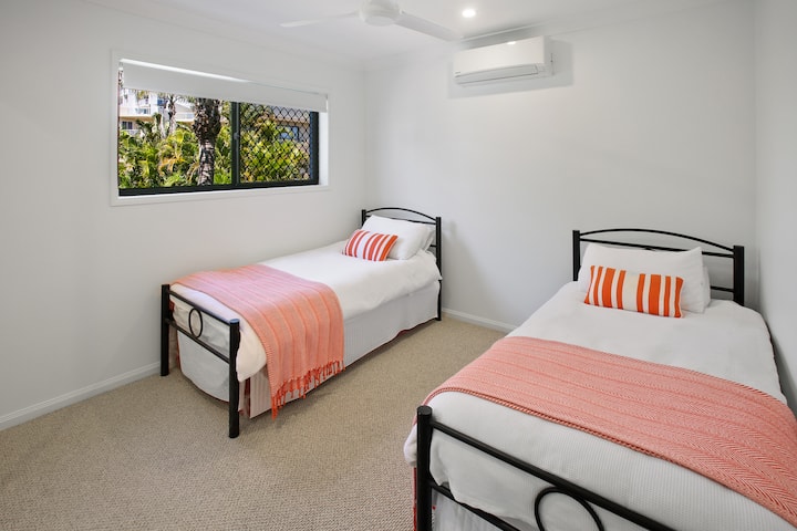 Dormitorio 2  
Cuna porta también disponible y colchón en el suelo