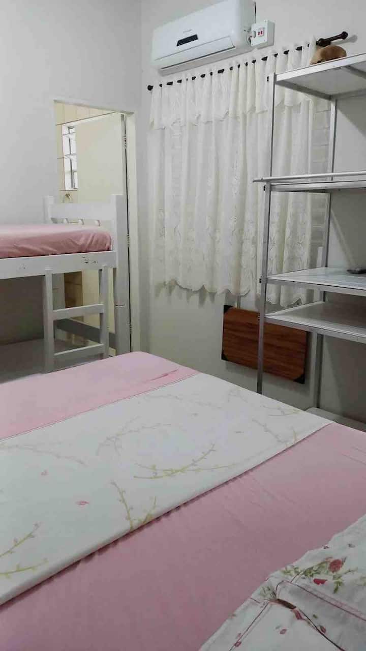Spavaća soba, apartman 2, bračni krevet (širine 150-179 cm) + krevet na kat 
Klima-uređaj i ventilator