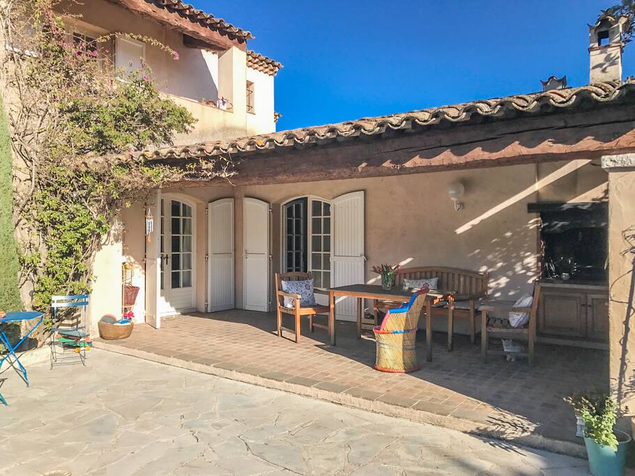 Pool-Terrasse mit Weber-BBQ-Grill