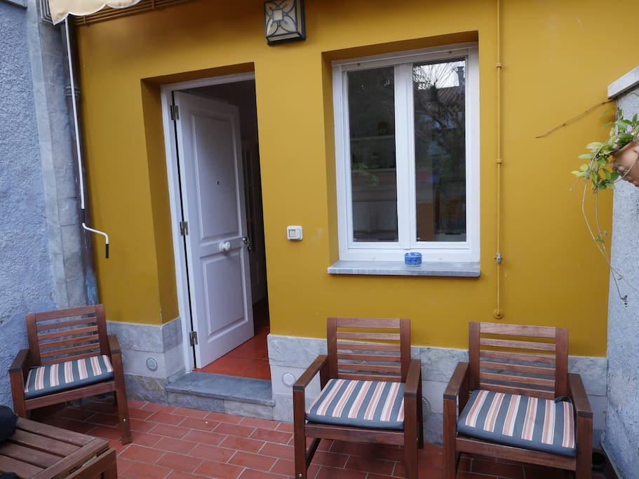 Entrada sur/principal con terraza privada