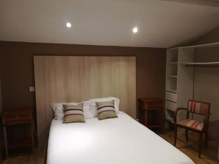 غرفة نوم في الجانب الجنوبي الغربي
سرير كبير واحد في 140 
1 سرير في 90