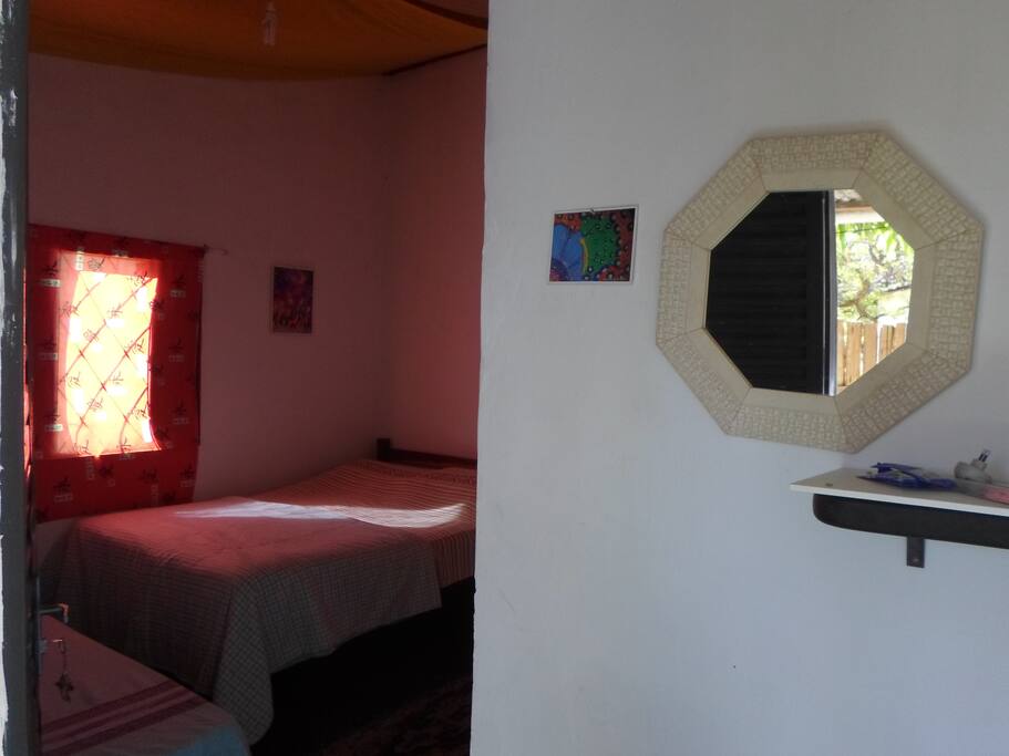 suite com cama de casal e solteiro e ventilador .