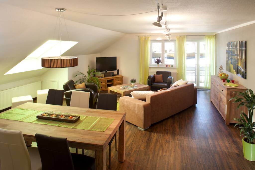 Wohnzimmer mit Zugang zum Balkon !