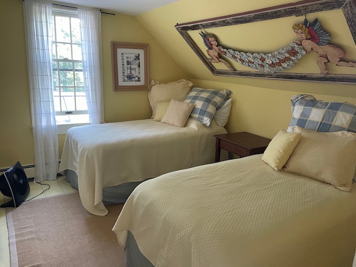 2 единични легла на 2 - ри етаж в основната къща. 