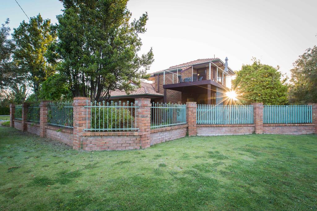Front curb view to house