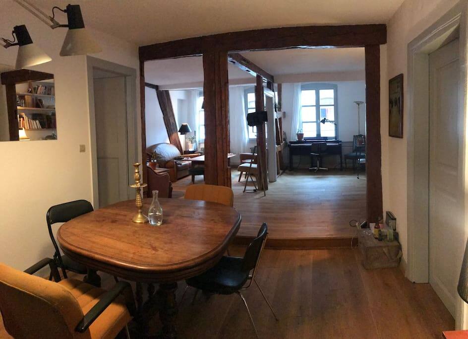 salle à manger et salon vue de l'entrée