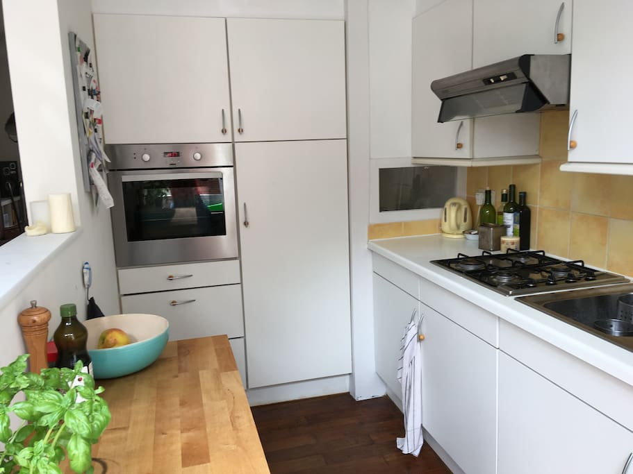 Cuisine américaine équipée : 2 éviers, four, lave vaisselle, cuisinière au gaz, micro-ondes,... ouverte sur la salle à manger