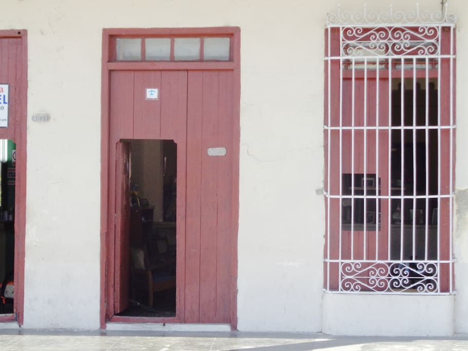 Front of Vigón Hostal to Prado Street.
---
Fachada del Hostal Vigón a la calle Prado.