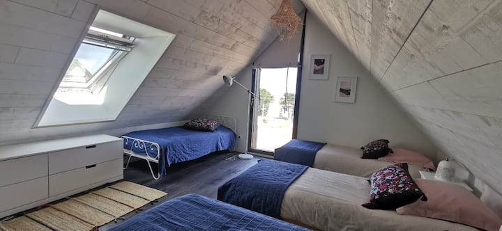 المسكن، الطابق الثاني، مع 4 أسرّة مفردة. إمكانية ترتيب سرير واحد لشخصين في 160 سم.  إطلالة جميلة جدًا على الشاطئ والمور والصنوبر والصنوبر و Cap Fréhel 