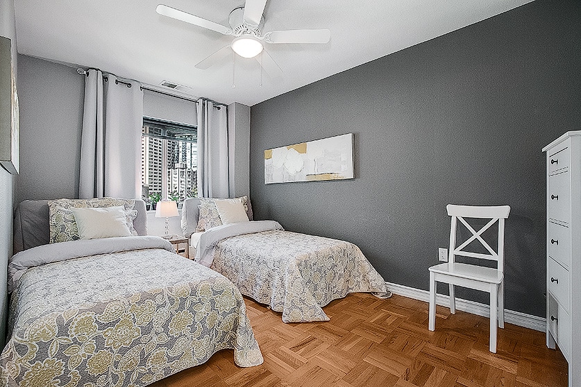 Chumba cha kulala chenye vitanda viwili viwili ambavyo vina magodoro mazuri kama ilivyo kwa bwana. 