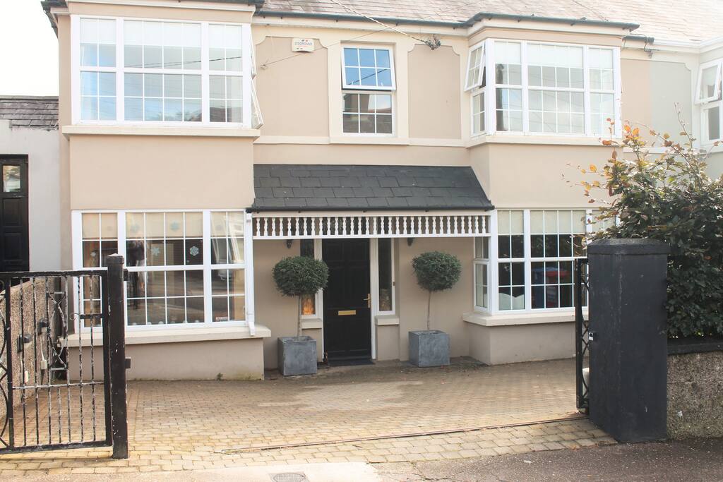 Beautiful old world home 5 minutes drive from the city centre