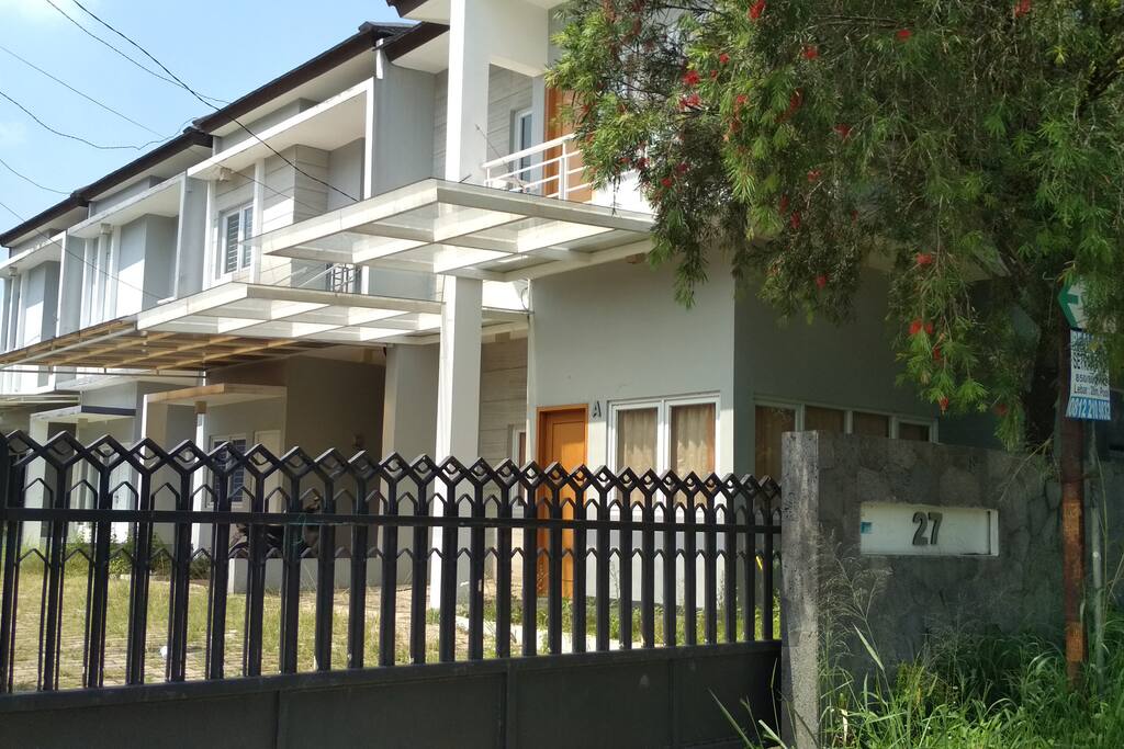 dari luar gerbang