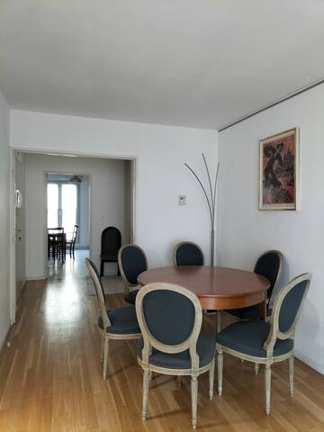 Lyon HyperCentre, Train TGV, parking en sus. gallery image 5