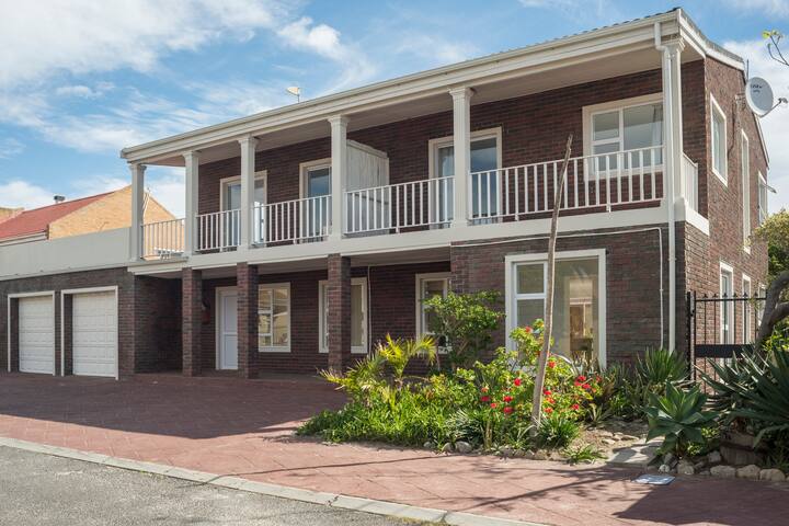 Back up powered 3 Bedroom Beach House 1 gallery image 5