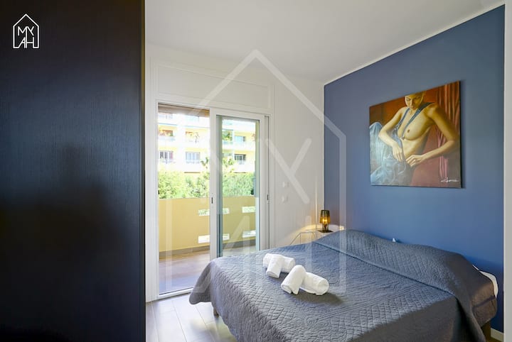 ห้องนอนใหญ่ติดแอร์พร้อมเตียงขนาด 160 x 200 และห้องน้ำส่วนตัว