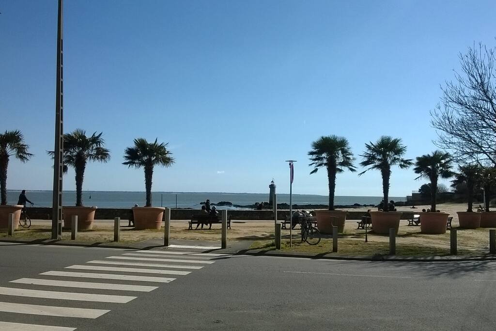 plage surveillée de Villès Martin à 400 mètres.