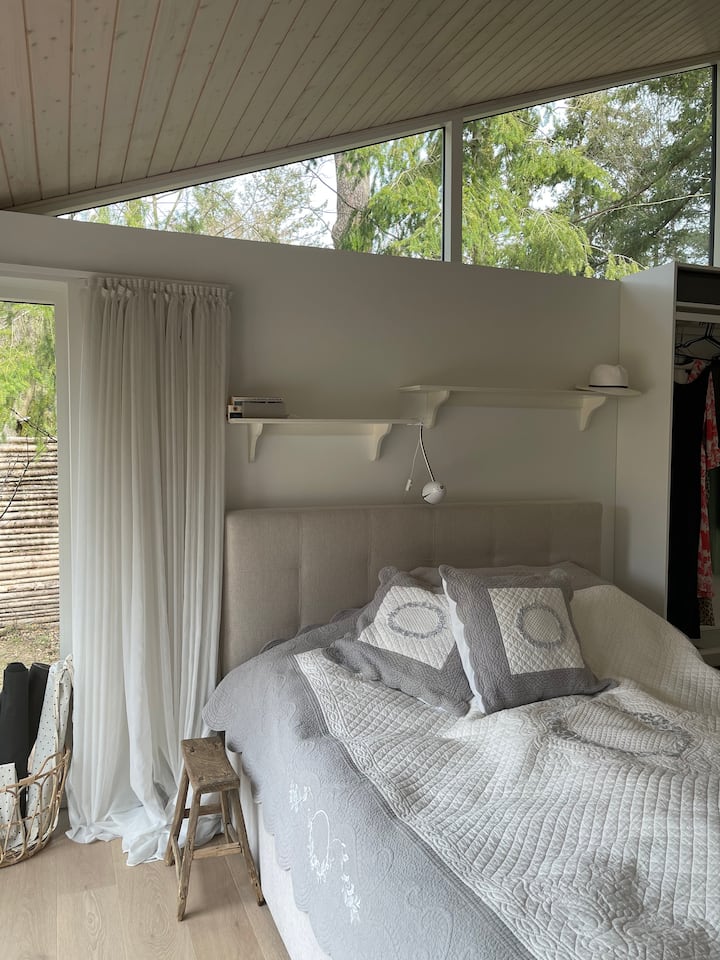 მთავარი საძინებელი. საწოლი 180 x 200. 