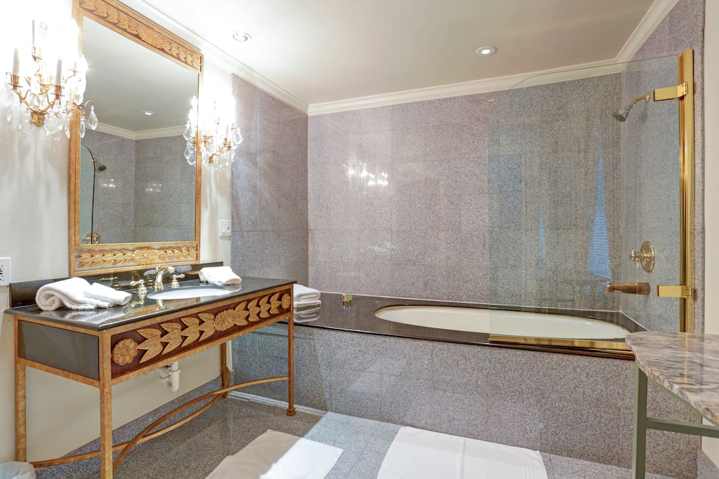 Bathroom with Tub/Shower Combo