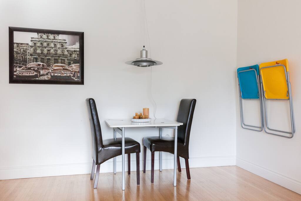 Table pour 2 à 4 personnes / Kitchen table for 2 to 4 people.