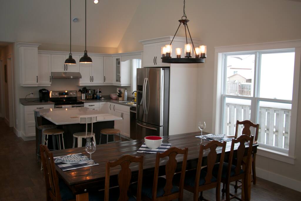 Large dining space. 4 island stools and 10 table seats. Perfect for large dinners.