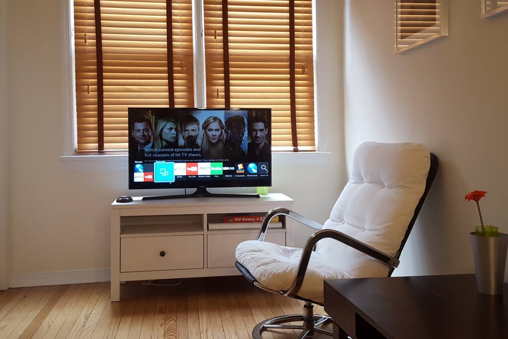 Living room, with Smart TV, cable channels.