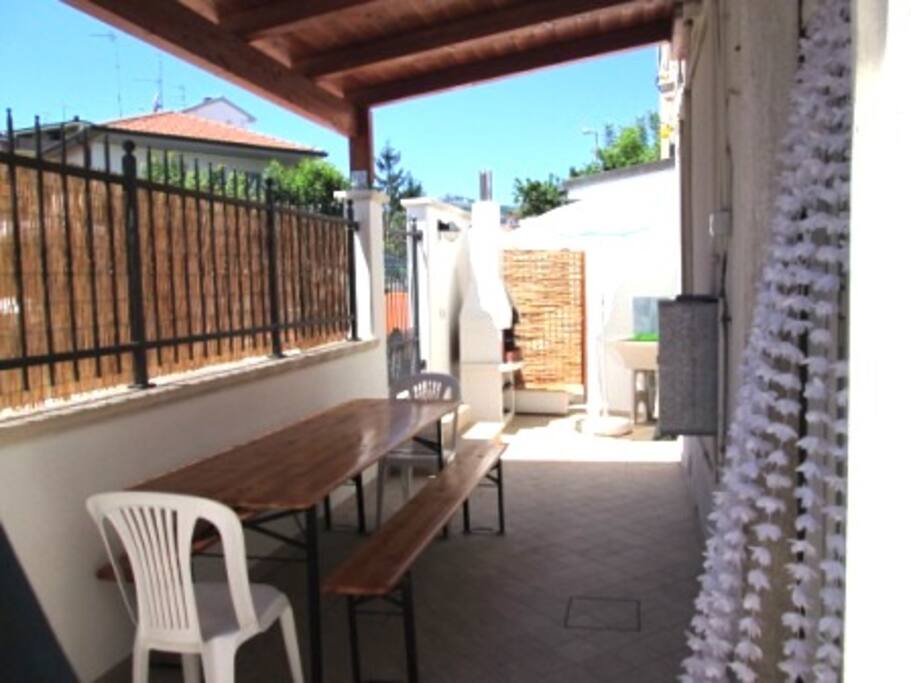 Corte esterna con barbecue