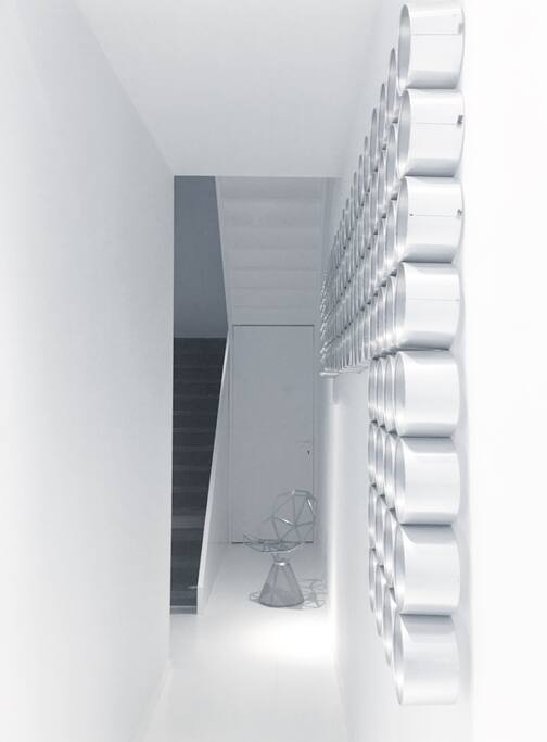 Entrance White room