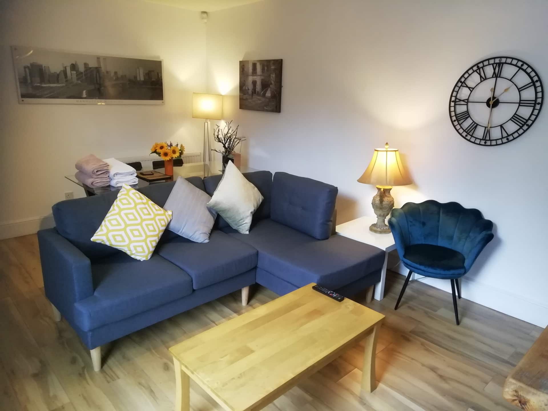 Spacious 2 bedroom flat near city and free parking