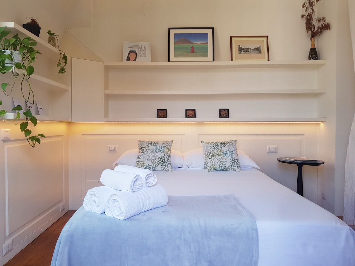 Удобен кревет со чиста постелнина за вас!