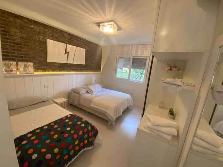 غرفة معيشة في طابق الجناح (4)، مع مكيف هواء ساخن وبارد. سرير مزدوج وسرير مفرد