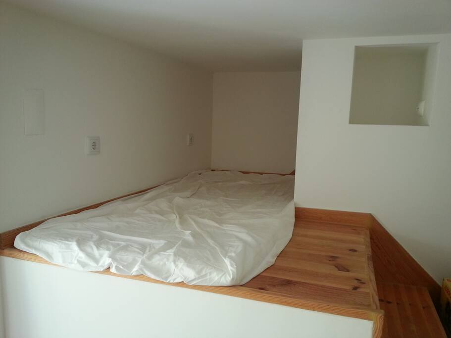 Detail of the third bed, its a thin mattress of 90x200m