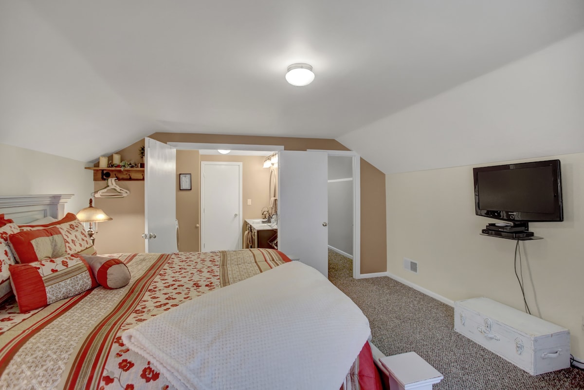 Основна спалня на 2- ри етаж с 35 - инчов телевизор