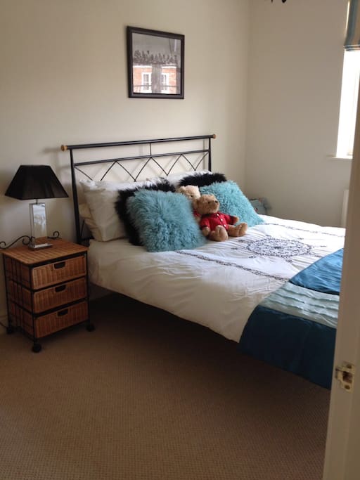 Very pleasant double bedroom.