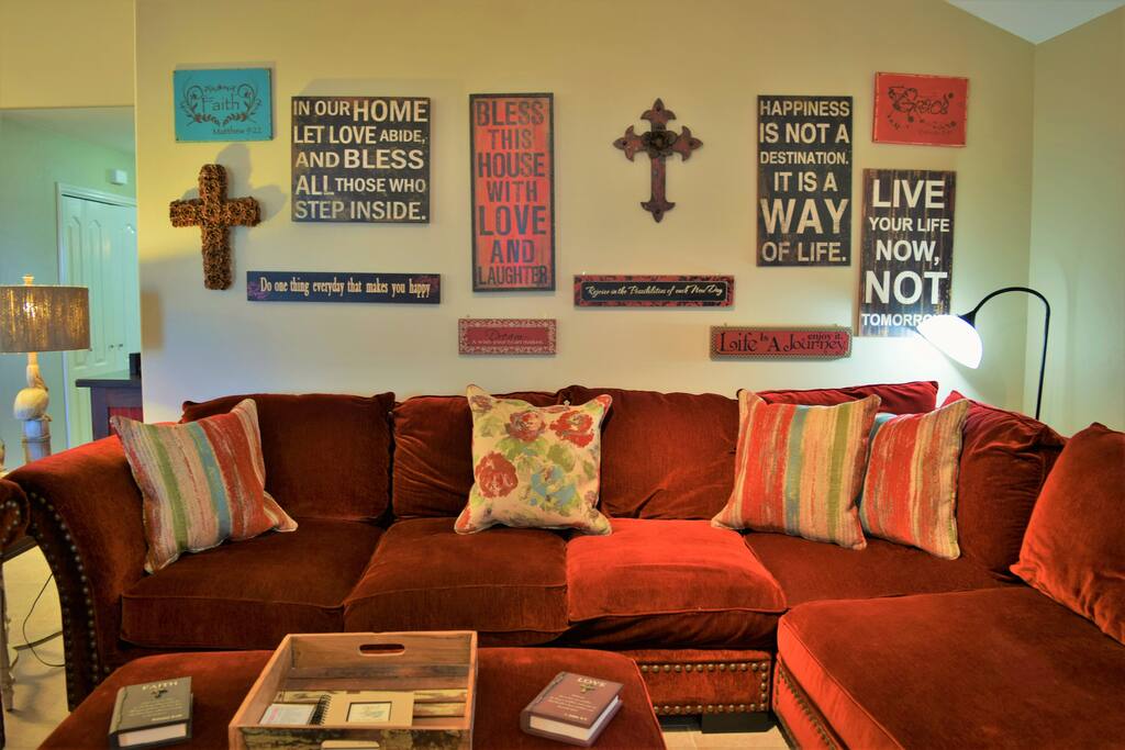 Couch,Furniture,Cushion,Home Decor,Pillow