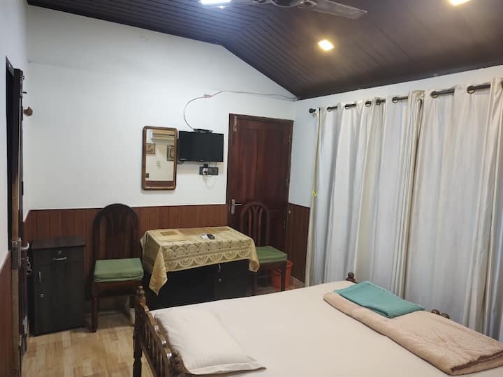 Soba s bračnim krevetom s pogledom na vodu