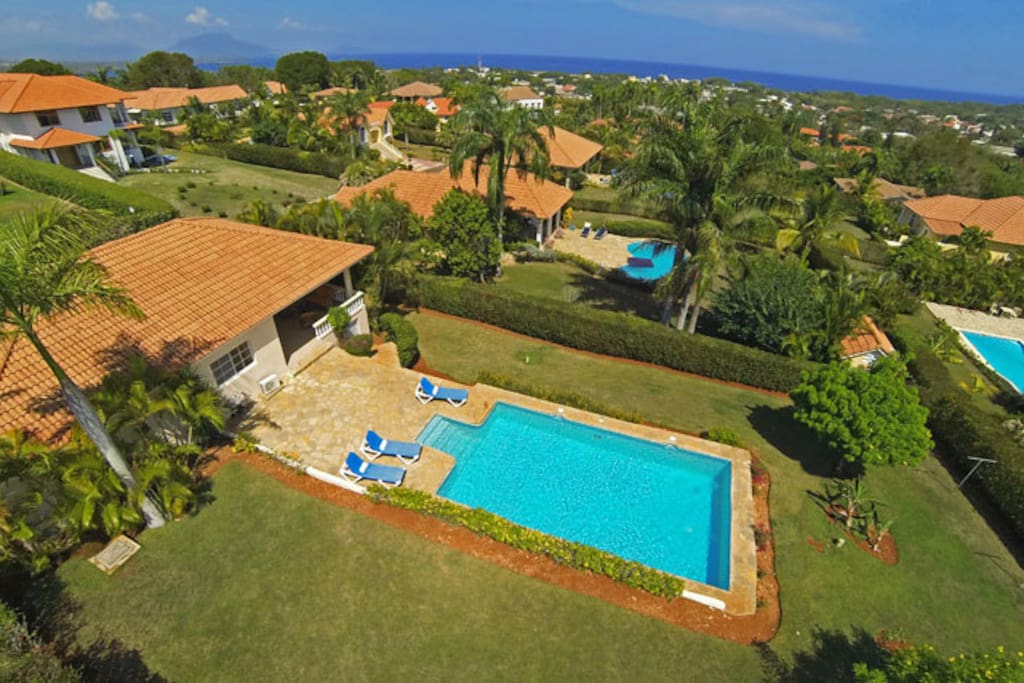 Overview pool / garden area