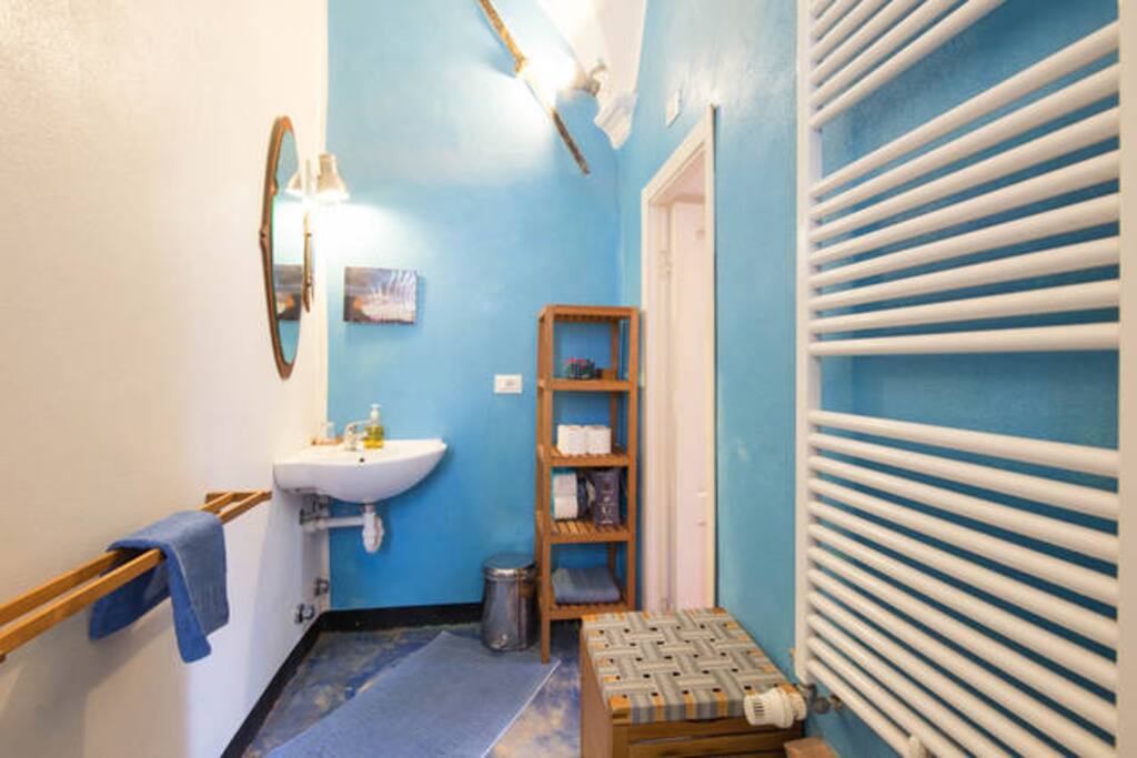 il bagno blu bianco e azzurro ricorda il mare..