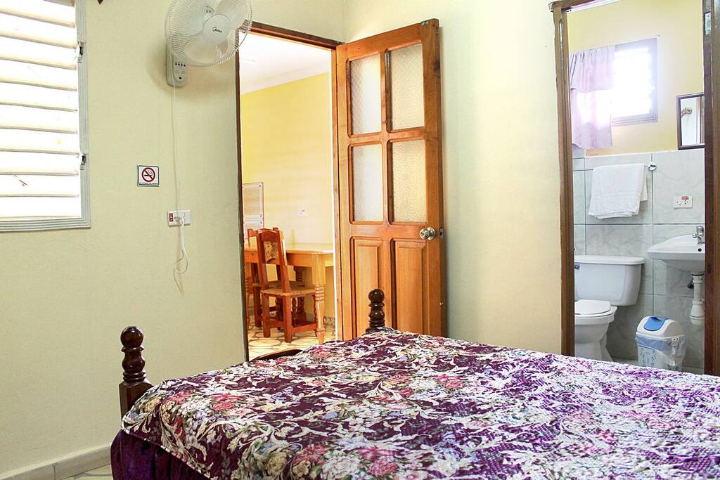 Habitacion 2 (vista a la cocina y al baño)